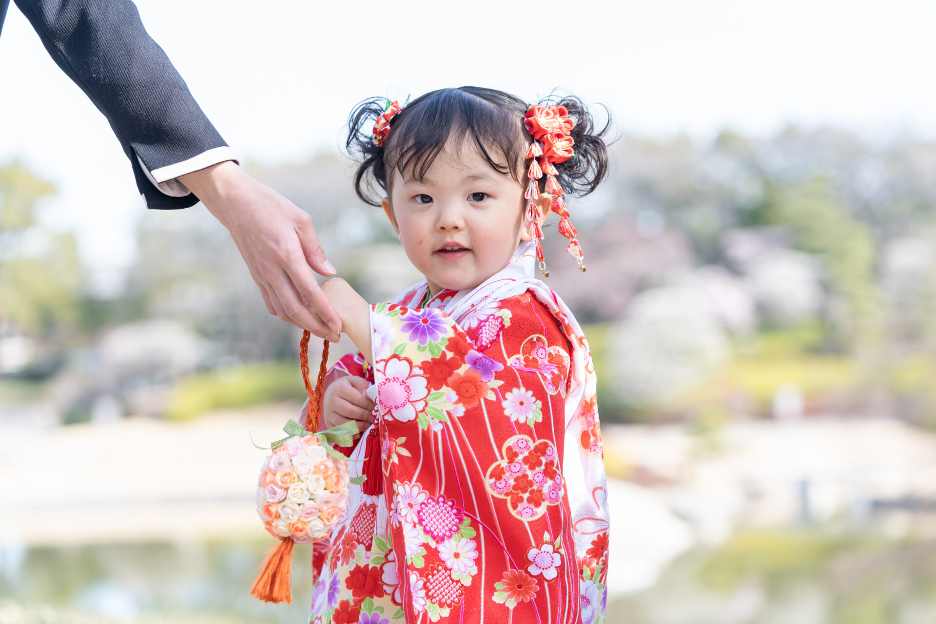 埼玉越谷イロドリフォト七五三ロケーション撮影。パパに高い高いしてもらう3歳の女の子