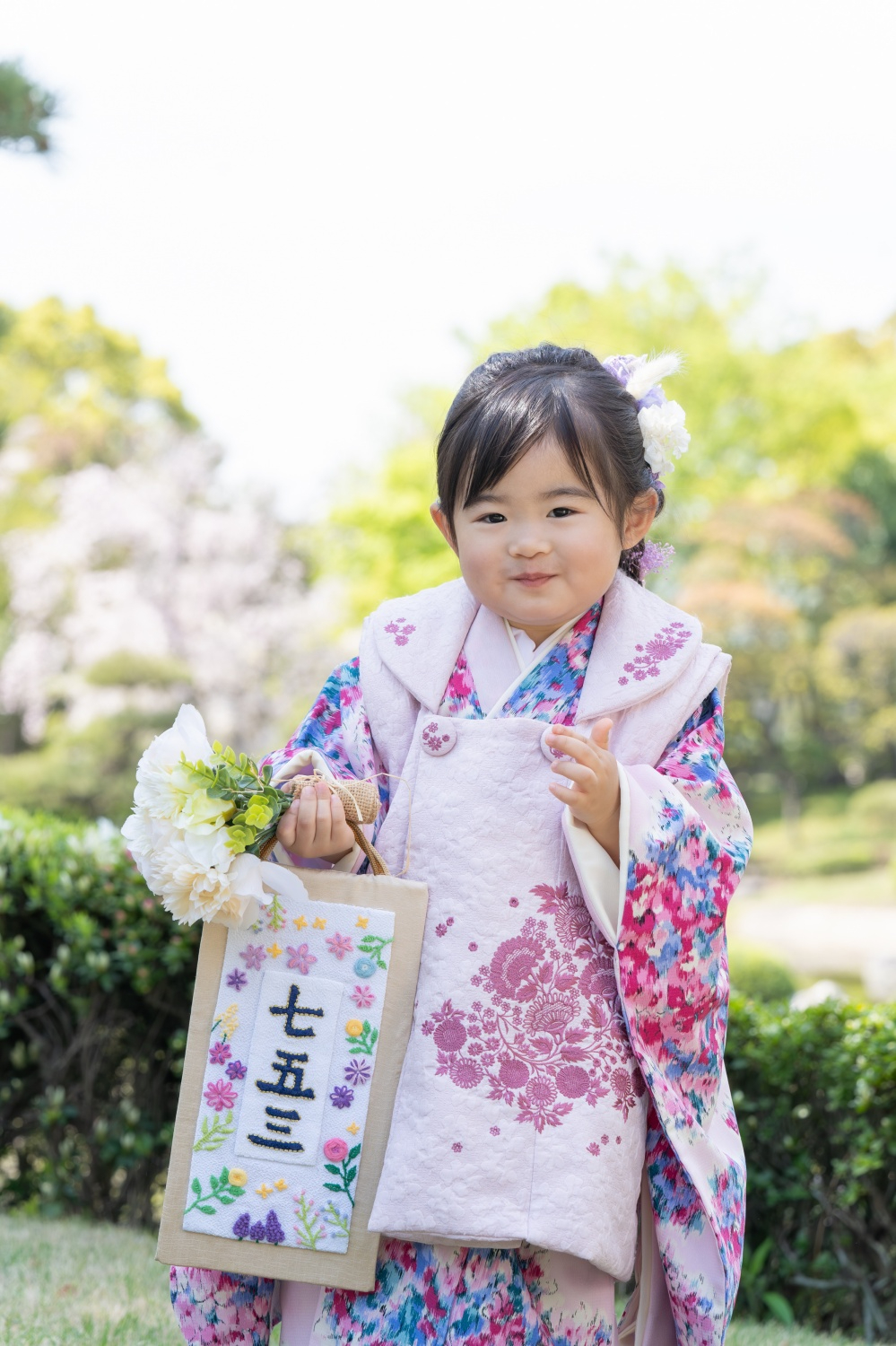 埼玉越谷イロドリフォト七五三ロケーション撮影。花田苑3歳女の子と刺繍千歳あめ袋