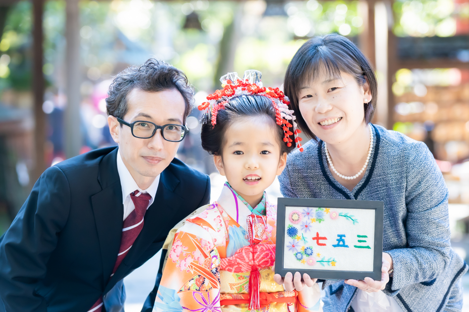 埼玉越谷イロドリフォト七五三ロケーション撮影。7歳の女の子と刺繍ボードと家族