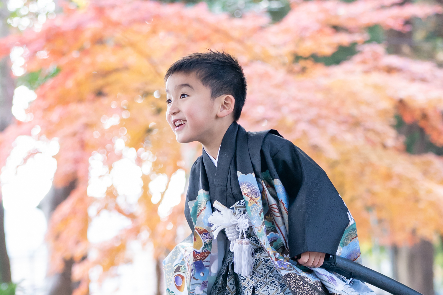 埼玉越谷イロドリフォト七五三ロケーション撮影。刀で遊ぶ黒い袴を着た5歳の男の子