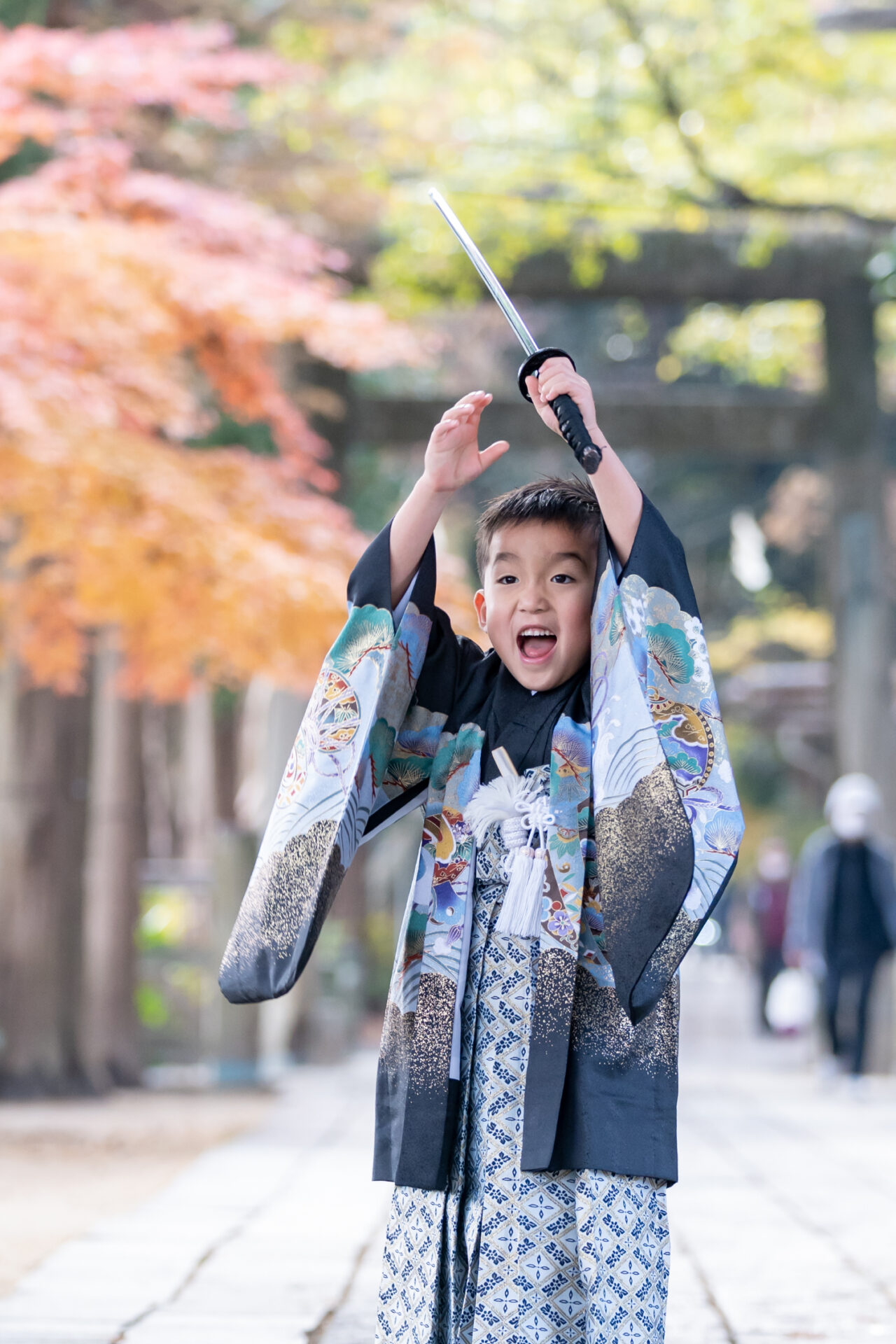 埼玉越谷イロドリフォト七五三ロケーション撮影。刀で遊ぶ黒い袴を着た5歳の男の子