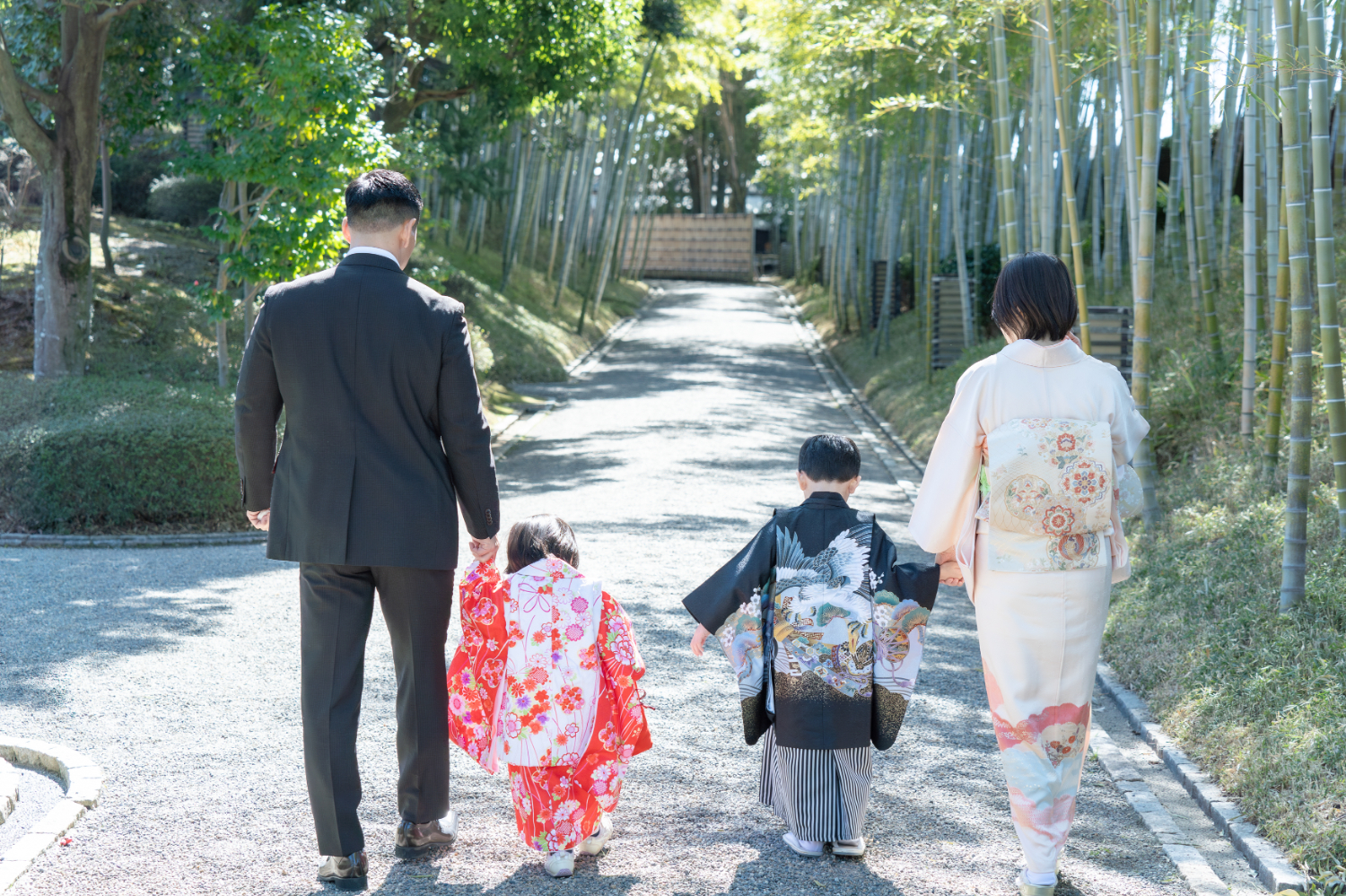 埼玉越谷イロドリフォト七五三ロケーション撮影。花田苑3歳女の子・5歳の男の子と家族写真