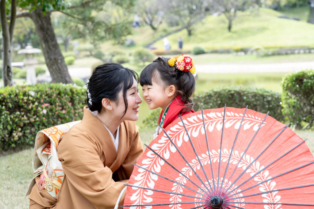 埼玉越谷イロドリフォト七五三ロケーション撮影。花田苑3歳女の子とママと和傘