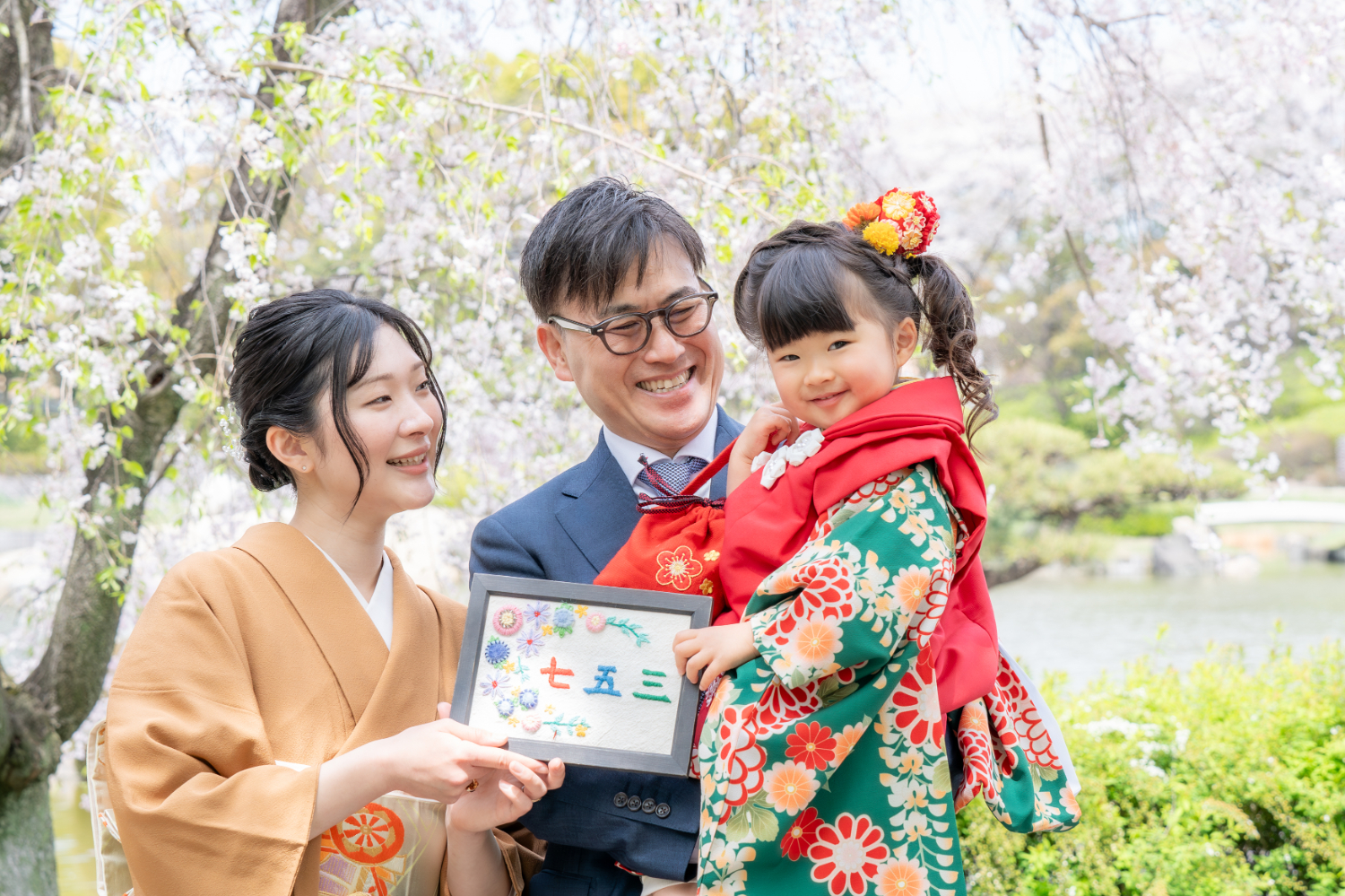 埼玉越谷イロドリフォト七五三ロケーション撮影。花田苑3歳女の子と家族と刺繍ボード