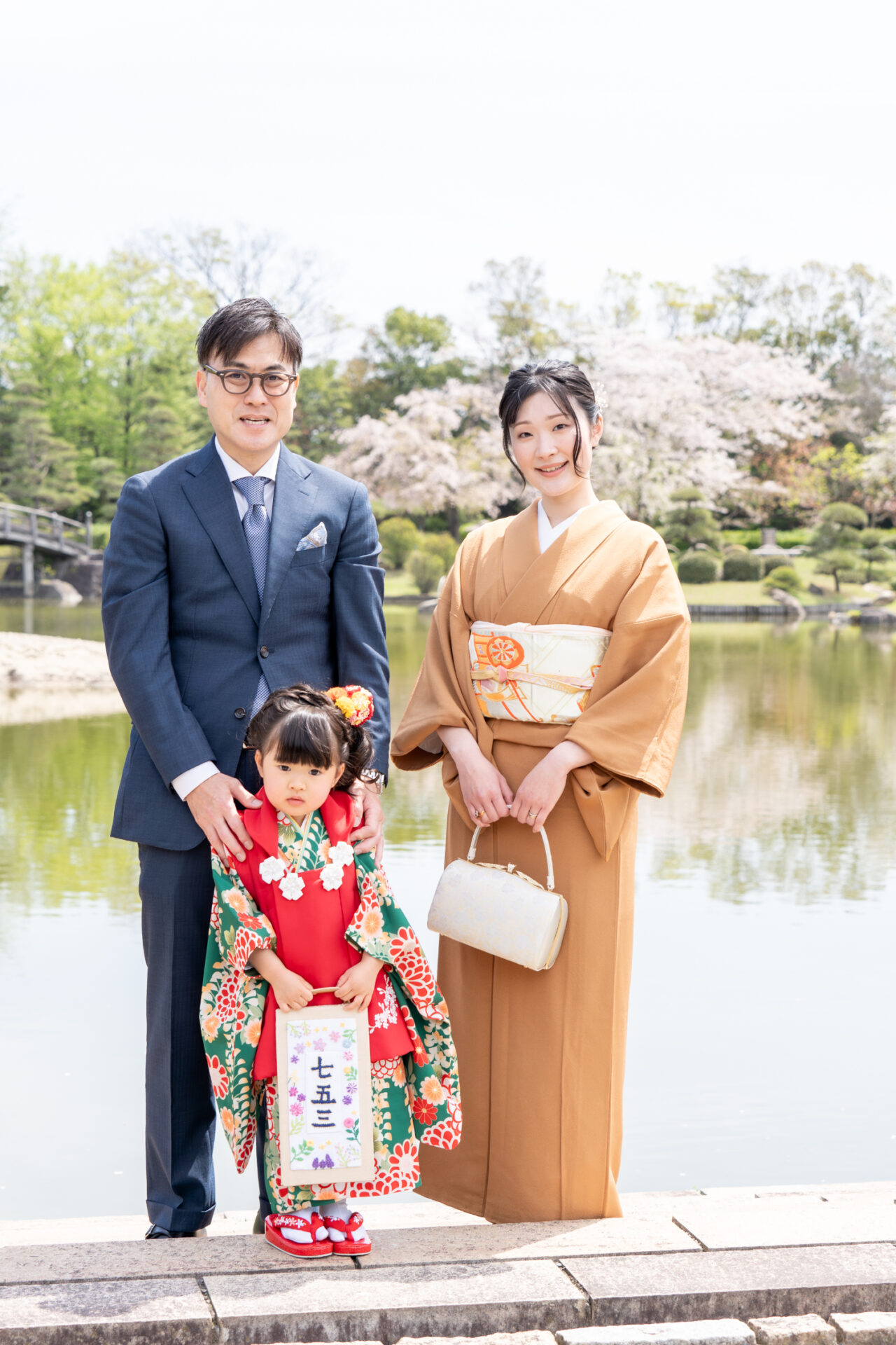 埼玉越谷イロドリフォト七五三ロケーション撮影。花田苑3歳女の子の家族写真