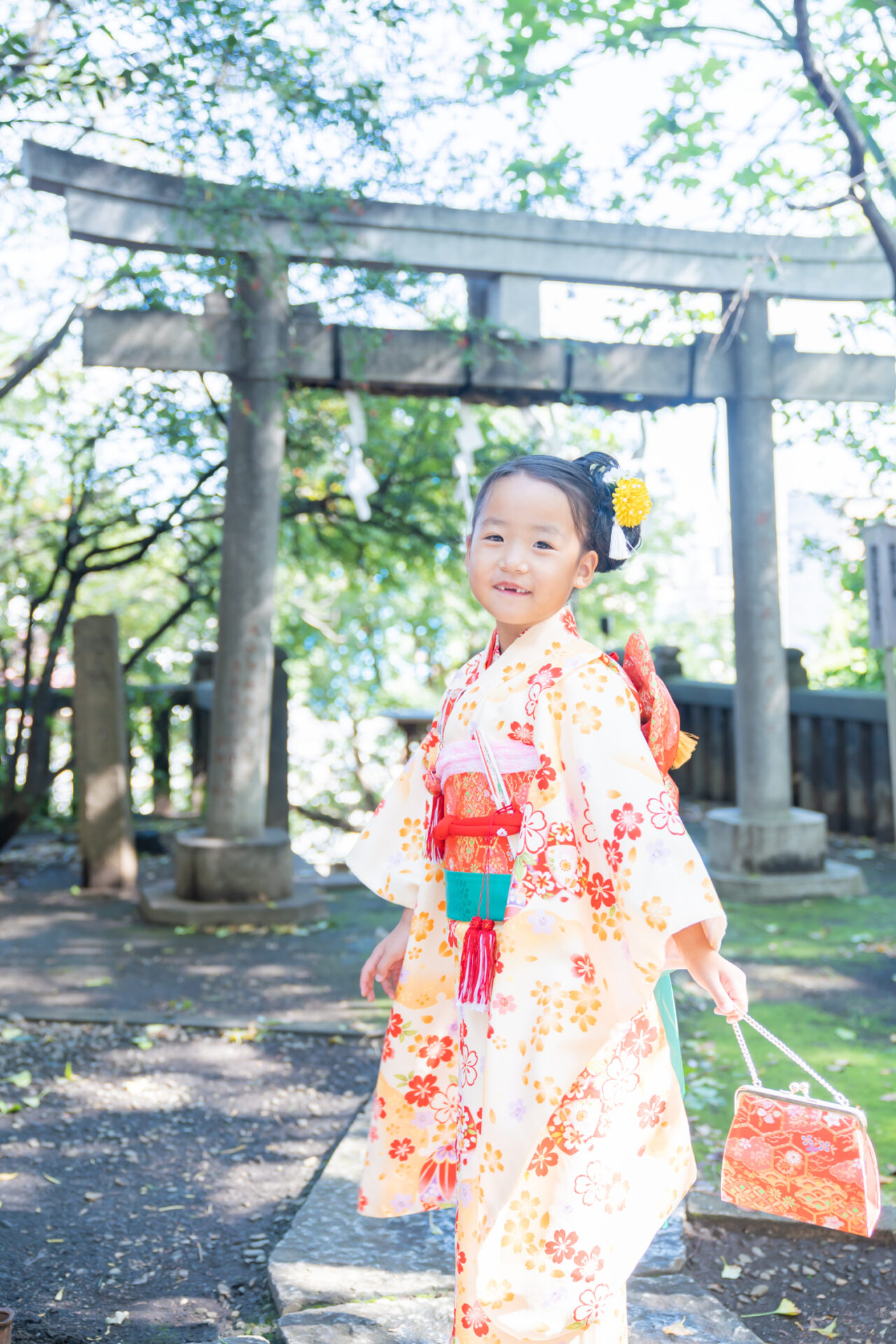 埼玉越谷イロドリフォト七五三ロケーション撮影。黄色い着物を着た7歳の女の子