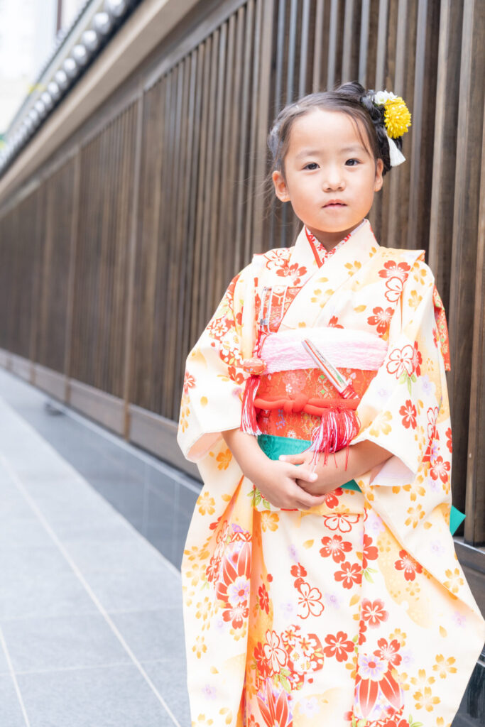 埼玉越谷イロドリフォト七五三ロケーション撮影。黄色い着物を着た7歳の女の子