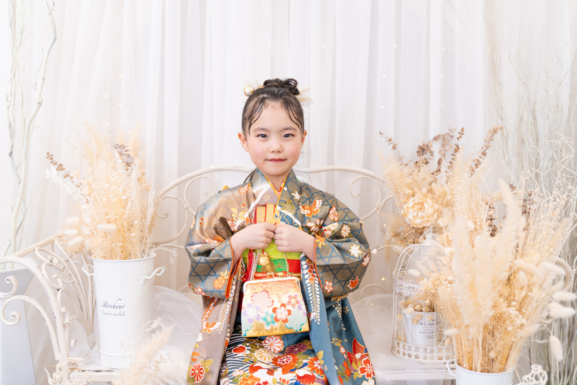 7歳女の子レンタル着物を着てスタジオ撮影をする女の子