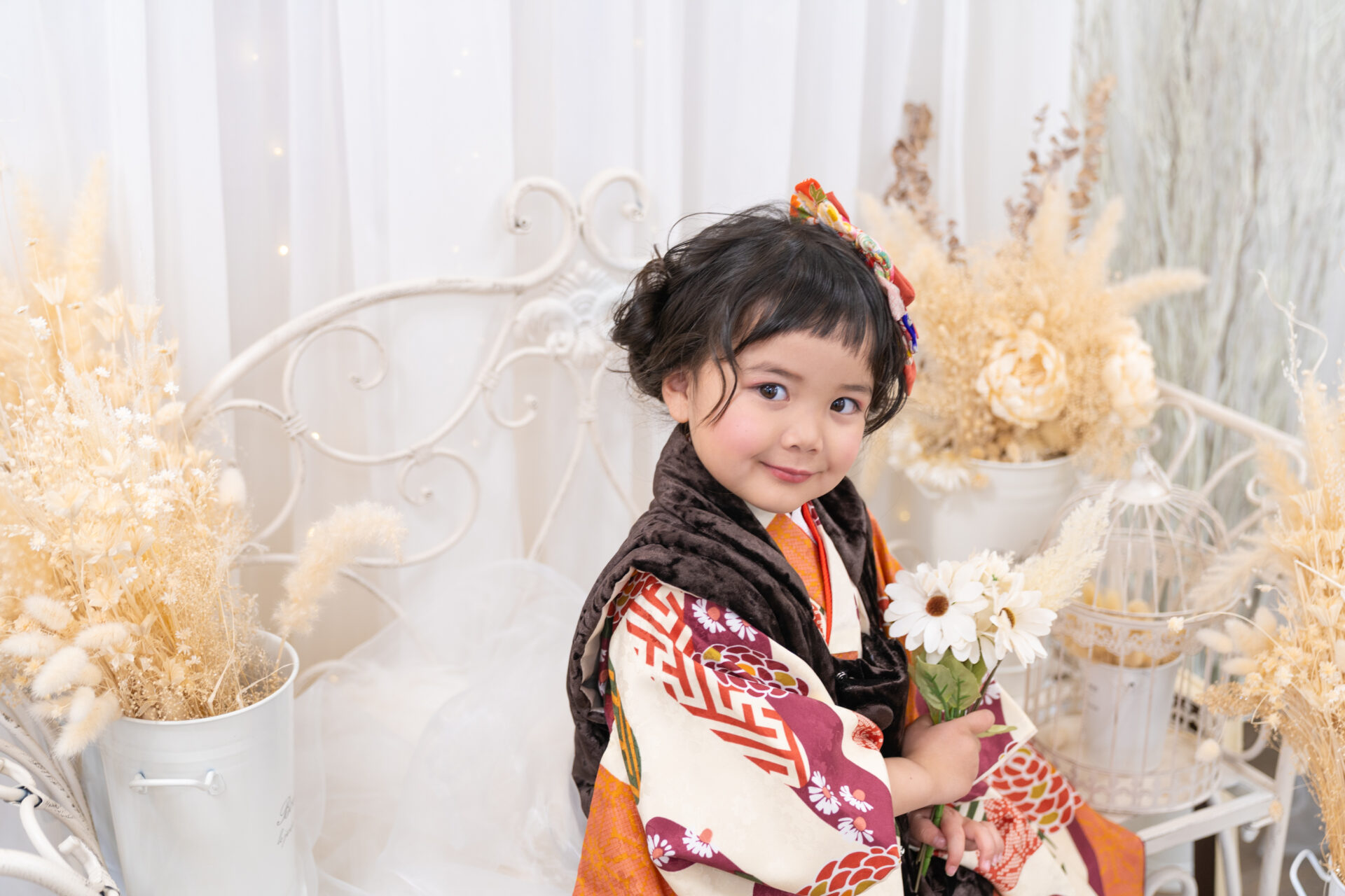 3歳女の子レンタル着物を着てスタジオ撮影をする女の子