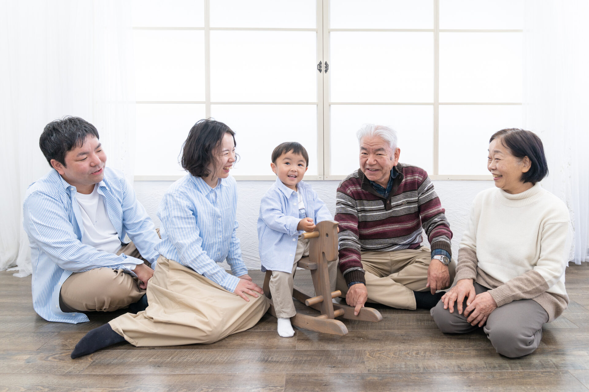 3世代家族写真。おじいちゃんおばあちゃん、パパ、ママと一緒に撮影ができるホワイトフレームのフォトブース