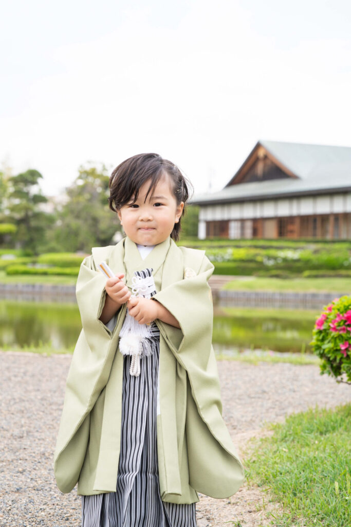 越谷市花田苑での七五三撮影。5歳男の子レンタル着物を着て日本庭園で撮影