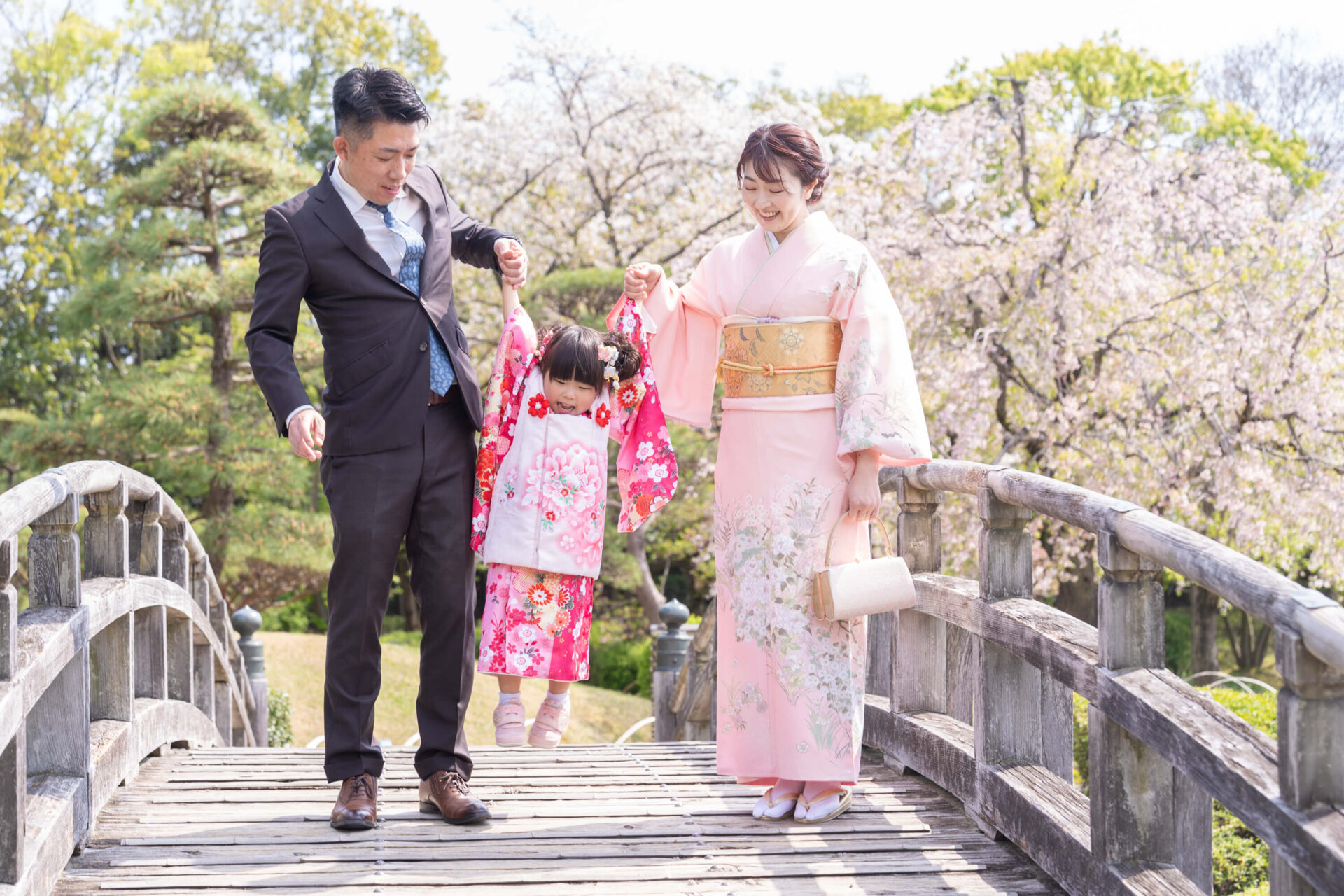 越谷市花田苑での七五三撮影。3歳の女の子日本庭園で撮影