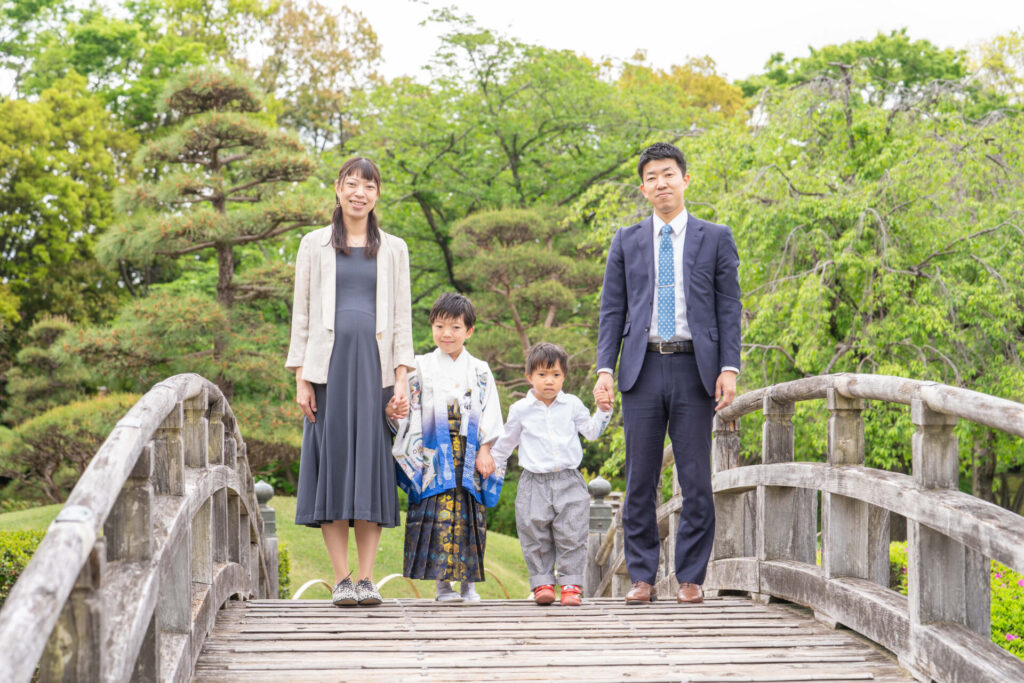 越谷市花田苑での七五三撮影。5歳男の子レンタル着物を着て日本庭園で撮影