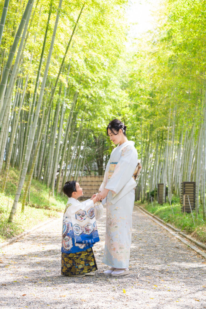 越谷市花田苑での七五三撮影。5歳男の子レンタル着物を着て日本庭園で撮影