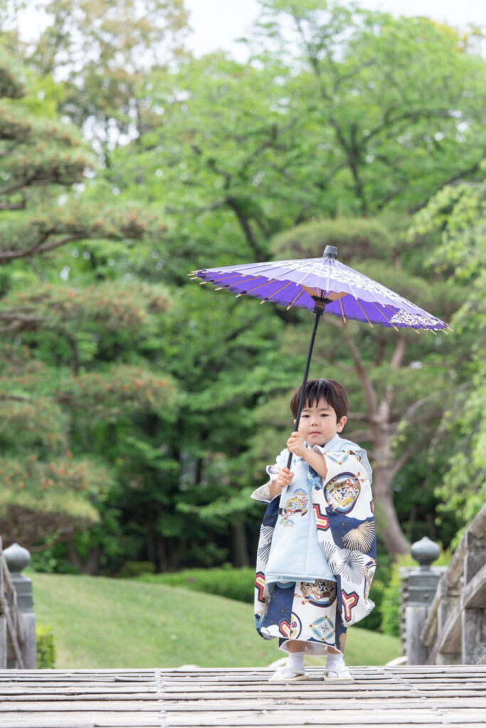 越谷市花田苑での七五三撮影。3歳の男の子レンタル着物を着て日本庭園で撮影