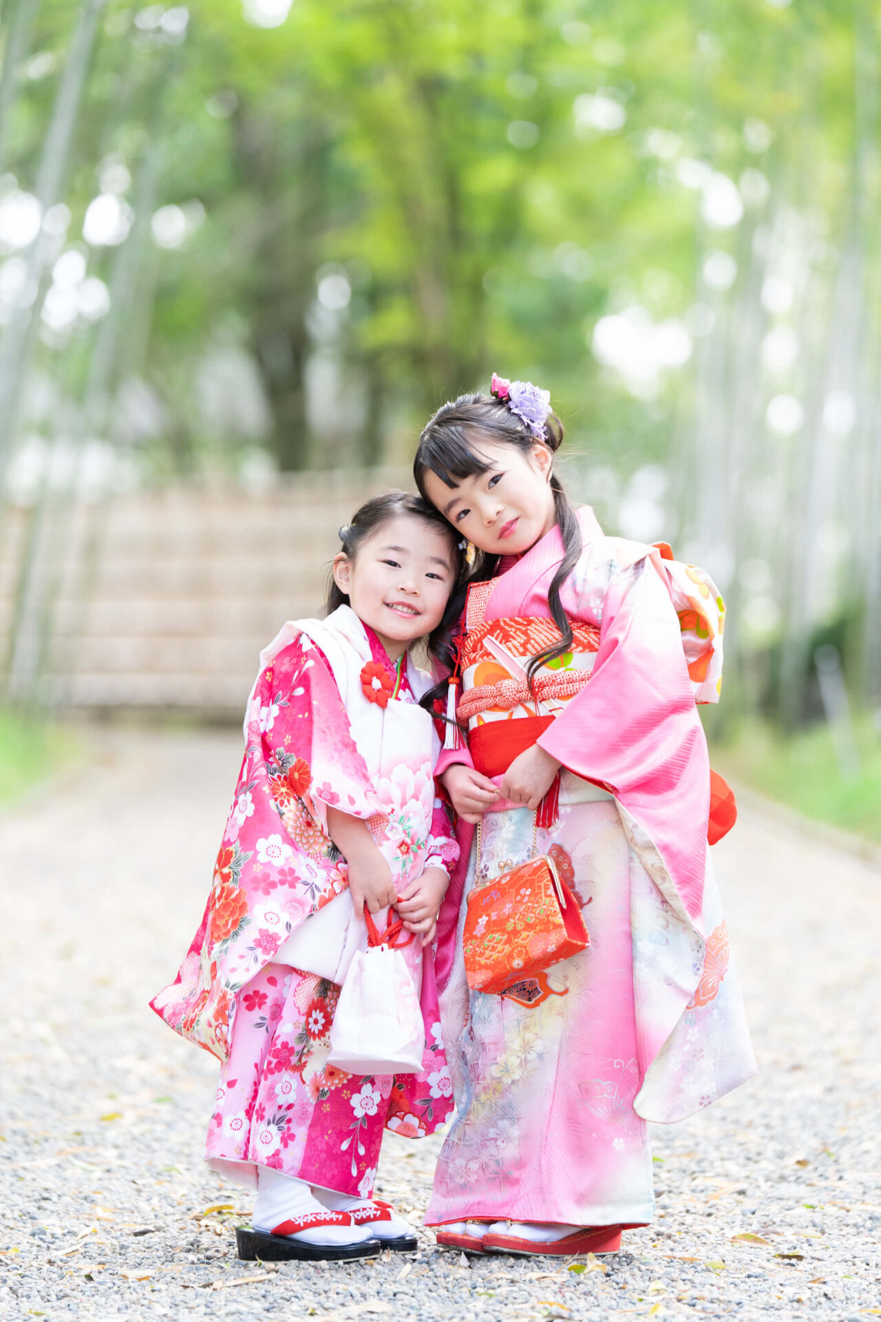 越谷市花田苑での七五三撮影。7歳と3歳の女の子レンタル着物を着て日本庭園で撮影