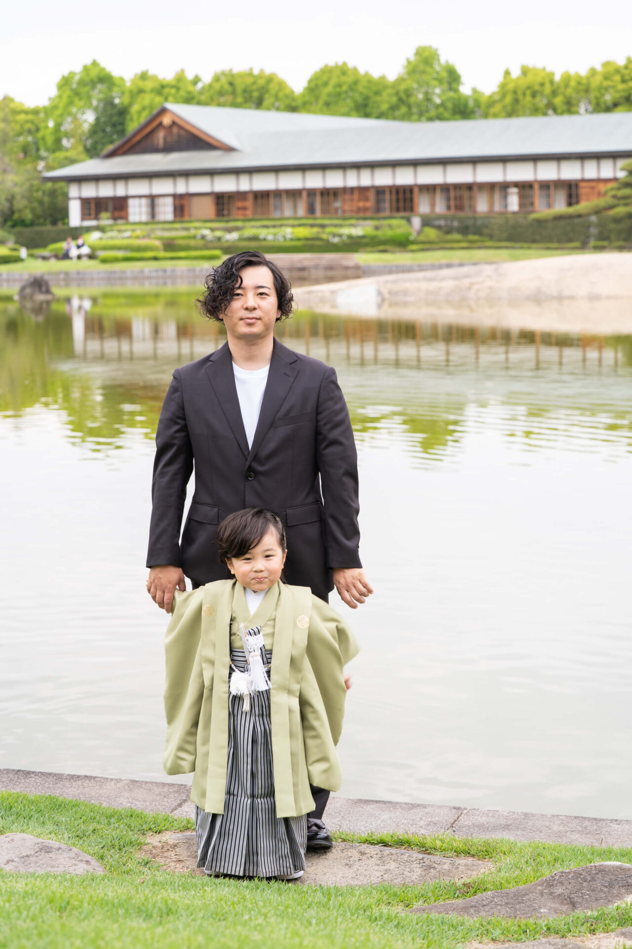 越谷市花田苑での七五三撮影。5歳男の子レンタル着物を着て日本庭園で撮影