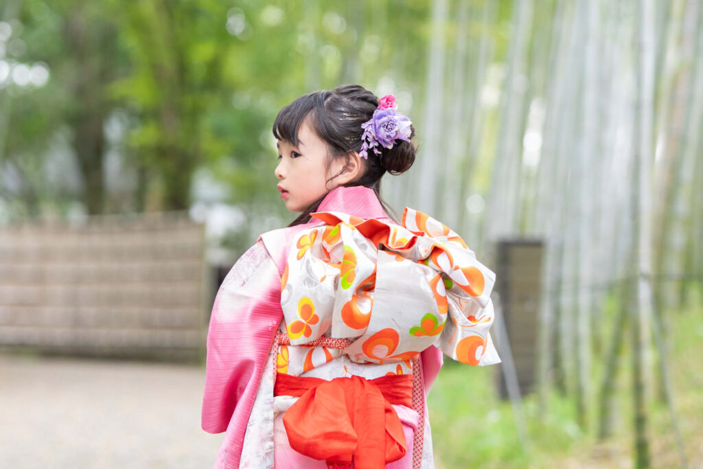 越谷市花田苑での七五三撮影。7歳と3歳の女の子レンタル着物を着て日本庭園で撮影