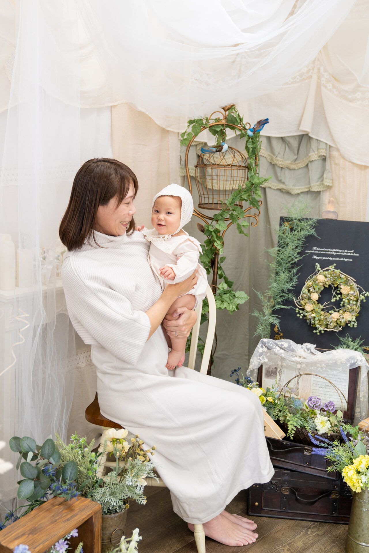 越谷イロドリフォトの貸切スタジオで撮影した、ママと赤ちゃんの自然なベビーフォト。